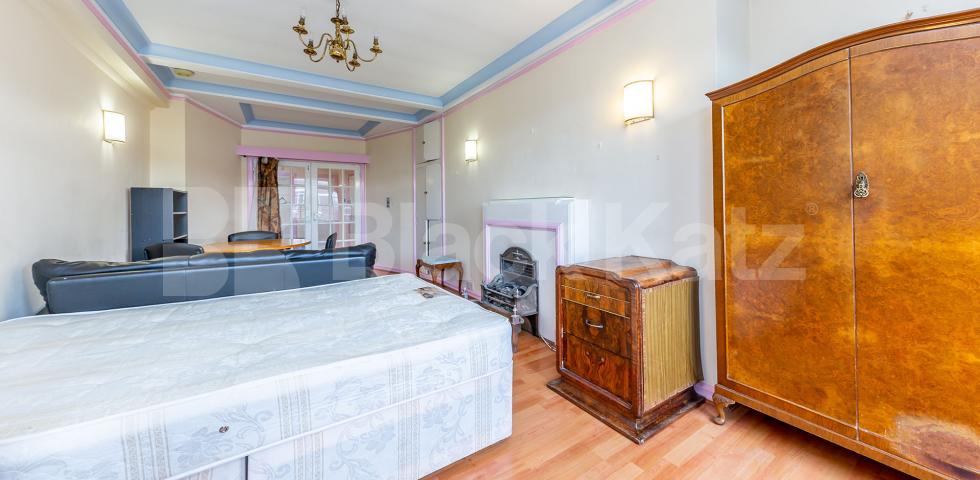 			LARGE 3 / 4 BED! , 4 Bedroom, 1 bath, 1 reception Flat			 Park Road, BAKER STREET